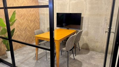 ミーティングルーム 4席
大型モニター
HDMIケーブル
電源タップ - 🌟NEWオープン🌟コワーキングスペースBuzz Work Buzz Work 個室ブース0の室内の写真