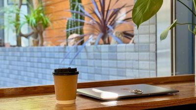仕事のお供に
無料で本格コーヒーをお楽しみください。 - 🌟NEWオープン🌟コワーキングスペースBuzz Work Buzz Work 個室ブース0の室内の写真