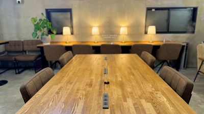 メインテーブル 6席
3口コンセント4つ - 🌟NEWオープン🌟コワーキングスペースBuzz Work Buzz Work 個室ブース0の室内の写真