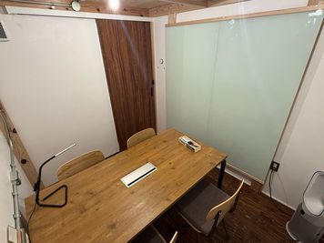 ドアを締めてリッチなスペースを独り占め。他の利用者の目線も気になりません。 - コワーキングスペース＆レンタル会議室「コモールカフェ別府」 レンタル会議室（小／定員４名）の室内の写真