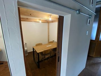 ドアを閉めると個室スペース。完全防音ではありません。 - コワーキングスペース＆レンタル会議室「コモールカフェ別府」 レンタル会議室（小／定員４名）の入口の写真