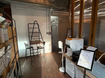 別府駅側の入り口から前方の通路の奥側の右手に会議室（小）があります。 - コワーキングスペース＆レンタル会議室「コモールカフェ別府」 レンタル会議室（小／定員４名）の入口の写真