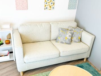 2人掛けソファ - レピーロ小岩 小岩駅6分🥳北欧インテリア🌿女子会💗タコパ🥘レピーロ小岩の設備の写真