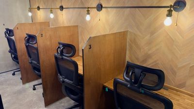 個室ブース 4席
幅広デスク
人間工学チェア
専用コンセント
専用ライト - 🌟NEWオープン🌟コワーキングスペースBuzz Work Buzz Work 個室ブース3の室内の写真