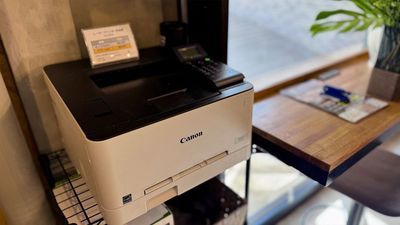 カラーレーザープリンター
お仕事でお使いになる場合もお任せください
モノクロ印刷 1枚10円
カラー印刷 1枚50円 - 🌟NEWオープン🌟コワーキングスペースBuzz Work Buzz Work 壁カウンター席の設備の写真