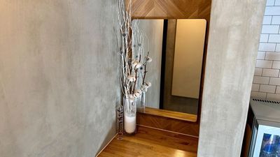 化粧台
大型の鏡付きの化粧台になります。
普段のお色直しや、ミーティング前の身だしなみチェックにお使いください。 - 🌟NEWオープン🌟コワーキングスペースBuzz Work Buzz Work 壁カウンター席の室内の写真