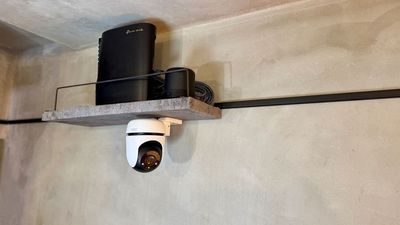 高速Wi-Fi & 防犯カメラ
Wi-Fi6E対応のルーター
6Ghz接続時 770Mbps(実測値)
防犯カメラは24時間稼働しております。 - 🌟NEWオープン🌟コワーキングスペースBuzz Work Buzz Work 壁カウンター席の設備の写真