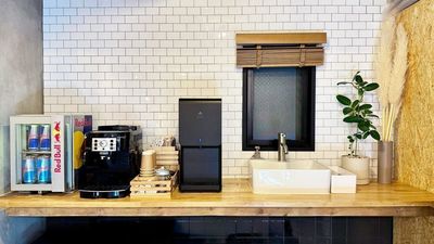 カフェスコーナー
コーヒー無料
ウォーターサーバー
レッドブル(有料)
洗面台あり - 🌟NEWオープン🌟コワーキングスペースBuzz Work Buzz Work 壁カウンター席の設備の写真