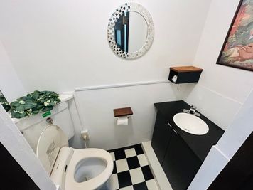 トイレ（隣室[２号室]と共用です） - レンタルサロンLapis高田馬場 Lapis高田馬場1号室の室内の写真
