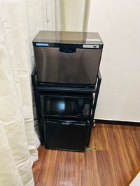 タオルウォーマー、電子レンジ、冷蔵庫（隣室[２号室]と共用です） - レンタルサロンLapis高田馬場 Lapis高田馬場1号室の設備の写真