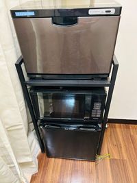 タオルウォーマー、電子レンジ、冷蔵庫（隣室[２号室]と共用です） - レンタルサロンLapis高田馬場 Lapis高田馬場1号室の設備の写真