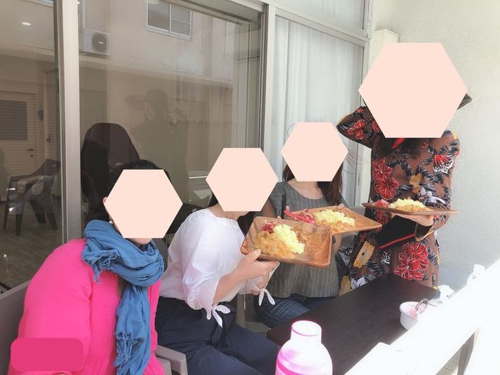 路面販売可能☆白いウッドデッキ☆電気と水道完備の軒下スペース - 【P有り】自然光入る大型テラス窓と白いウッドテラス/ダンスリブラ