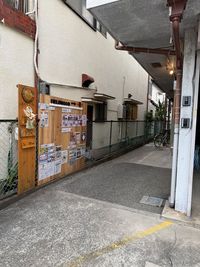 この奥に赤い扉が見えてきます。 - レンタルスペースFieldwood レンタルスペースFieldwood多目的ルームの入口の写真