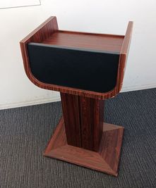 講演やセミナーで使用できる演台（無料オプション） - Kashiwa grand Annex  Kashiwa grand Annex 貸会議室１・２の設備の写真