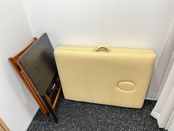 テーブル、いす、マッサージベット - MIYAZAKI GYM 根津店 MIYAZAKI GYM根津店の室内の写真