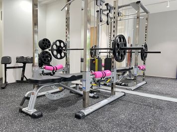 ベンチプレスやスクワットなど様々なトレーニングが可能です。 - MIYAZAKI GYM 根津店 MIYAZAKI GYM根津店の室内の写真