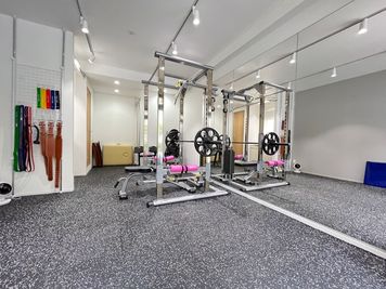 ダンベルトレーニングやストレッチを行うスペースも十分にございます。 - MIYAZAKI GYM 根津店 MIYAZAKI GYM根津店の室内の写真