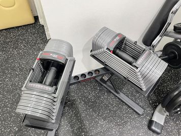 ダンベルは41㎏まで1～2㎏ずつ調整できるパワーブロックです。
 - MIYAZAKI GYM 根津店 MIYAZAKI GYM根津店の室内の写真