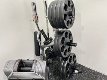プレートは全て付けると約200キロあります（バー含む）10㎏のバーも2種類あります。 - MIYAZAKI GYM 根津店 MIYAZAKI GYM根津店の室内の写真