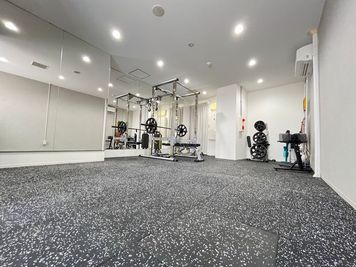 ダンベルトレーニングやストレッチを行うスペースは十分にございます。 - MIYAZAKI GYM 春日・後楽園店の室内の写真