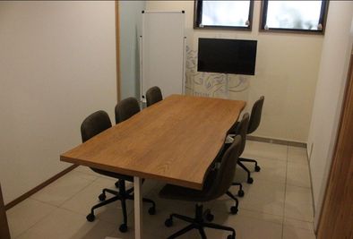 塩尻駅徒歩9分、フリードリンク、無料駐車場、モニター・ホワイトボード付き!! 7名会議室 - ユメックスオフィス