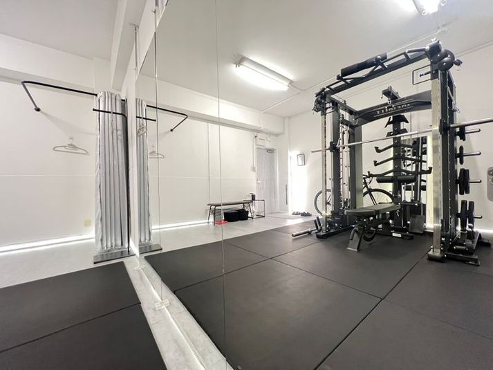 統一感のある広々としたレンタルジム - パーソナルジム&レンタルジム 『tigris gym』