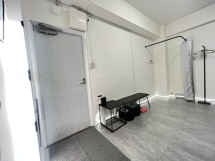 統一感のある広々としたレンタルジム - パーソナルジム&レンタルジム 『tigris gym』