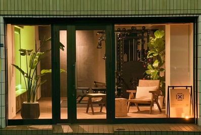 住宅街にある、一流ホテルのフィットネスルームのような空間です。 - パーソナルジム Side by Side Gym 東新宿若松河田 東新宿徒歩3分、SNS映えなカフェのようなおしゃれなジム！の外観の写真
