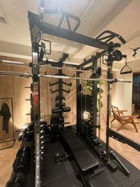 最新スミスマシン完備！全身トレーニング可能です！ - パーソナルジム Side by Side Gym 東新宿若松河田 東新宿徒歩3分、SNS映えなカフェのようなおしゃれなジム！の設備の写真