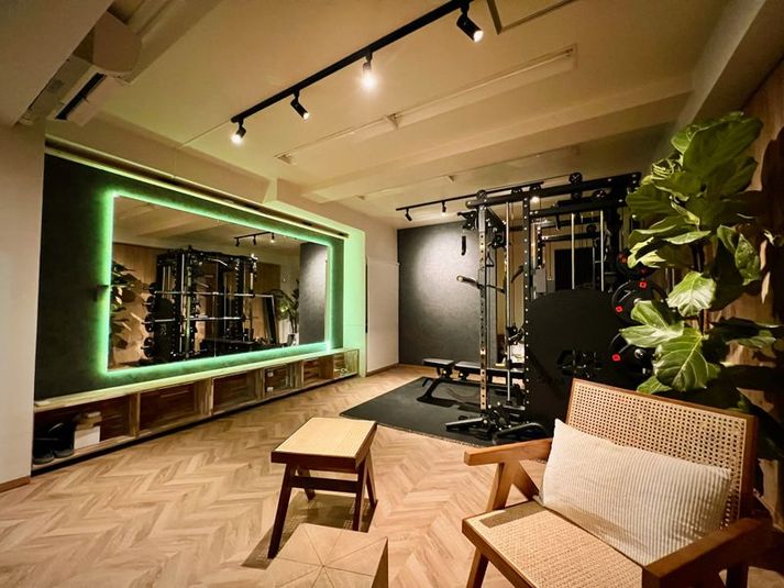 東新宿徒歩3分、SNS映えなホテルジムのようなおしゃれ空間！ - Side by Side Gym パーソナルトレーニングジム