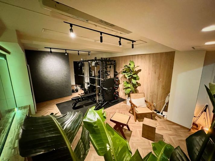 東新宿徒歩3分、SNS映えなホテルジムのようなおしゃれ空間！ - Side by Side Gym パーソナルトレーニングジム