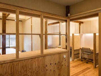 会議室内から見た写真です。まわりにはコワーキングスペースのデスクがあります - Coffice 6名会議室の室内の写真
