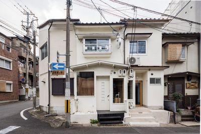 住宅を改装したコワーキングスペースです。近くには24時間営業のスーパーや個性的なショップがあり、哲学の道や銀閣寺にも歩いていけます - Coffice 6名会議室の外観の写真
