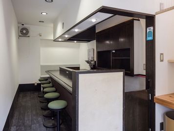 1階カウンター。ドリンクバーがあります - Coffice 6名会議室の室内の写真