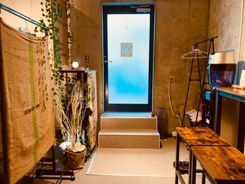 入り口、待合スペース有り - 体調律　整体部門　ぷにぷに ぷにぷに稲田堤　対面テーブルのブース　ネイル　カウンセリング等にの入口の写真