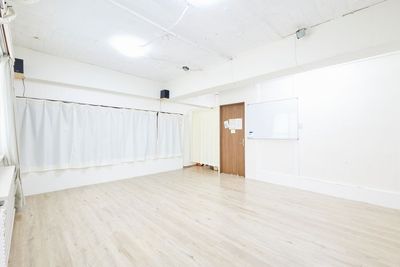 アズスタイル_半蔵門 🌈エステベット3台・65型モニター有⭐️美容やセミナーに最適の室内の写真