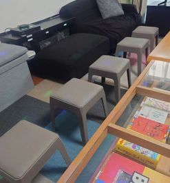 スタッキングチェアも5 脚ご用意しました。 - エクセルシオール スペース新宿 【新宿三丁目2分】地域最大級120㌅大画面パーティールームの室内の写真