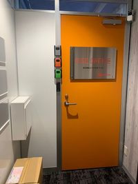 予約確定時のご案内に入室用パスワードを記載しております。 - 渋谷桜丘ライズオフィス 渋谷桜丘ライズオフィス会議室の入口の写真