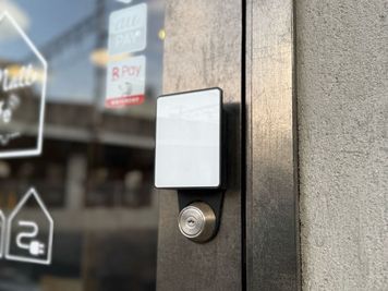 入店するにはスマートロックのキーコード（４桁の数字）が必要です。ご予約後、キーコードが通知されます。 - コワーキングスペース＆レンタル会議室「コモールカフェ別府」 レンタル会議室（小／定員４名）の入口の写真