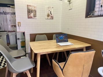 FUNS【ファンズ】京都南 FUNS【ファンズ】京都南 ワークスペースに最適✨の室内の写真