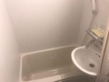 ワンルームの小マンションとしては少し大きめなので湯舟にも浸かれます。(使用料＝シャワー使用料として1名様あたり500円) - 【遊び基地＆会議スペース】DECO新宿3丁目 24h🌈1名＆キレイ好き女性限定【新宿】⭕️繁華街ど真ん中❣の室内の写真