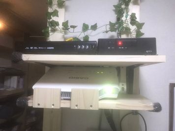 ※設定済※絶対に触れないでください！
プロジェクター、TVチューナ、DVD/Blue-Rayプレイヤー - 【遊び基地＆会議スペース】DECO新宿3丁目 24h🌈1名＆キレイ好き女性限定【新宿】⭕️繁華街ど真ん中❣の室内の写真