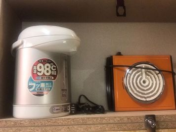 電気ポット(使用料＝無料)、
電熱調理コンロ(鍋用、使用料500円/1組あたり) - 【遊び基地＆会議スペース】DECO新宿3丁目 24h🌈1名＆キレイ好き女性限定【新宿】⭕️繁華街ど真ん中❣の室内の写真