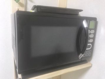 オーブングリル電子レンジ
電子レンジ機能＝無料
オーブン＆グリル機能＝300円/1組につき - 【遊び基地＆会議スペース】DECO新宿3丁目 24h🌈1名＆キレイ好き女性限定【新宿】⭕️繁華街ど真ん中❣の室内の写真