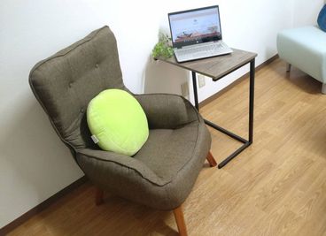 リラックスできる椅子とサイドテーブルも設置 - レンタルスペース　ゆりねこルーム　赤坂 レンタルスペース【ゆりねこルーム 赤坂】の室内の写真