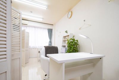 ネイル専用サロンモンレーブ横浜店 Aブースの室内の写真