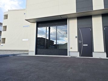 スタジオ建物前に駐車スペースございます（2台まで可）（ハイエース可） - STUDIO QOQO STUDIO QOQO【スタジオ ココ】大阪あびこ店の外観の写真