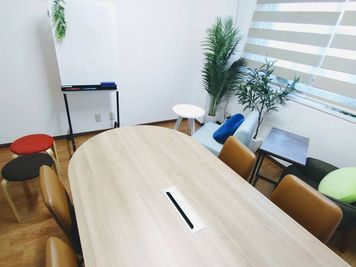 ８名様でのセミナーも可（内２脚はスツール） - レンタルスペース　ゆりねこルーム　赤坂 レンタルスペース【ゆりねこルーム 赤坂】の室内の写真