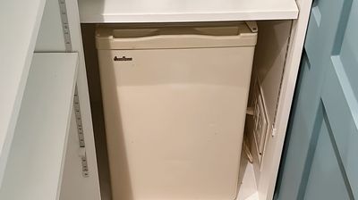 カウンターには簡易冷蔵庫がございます。ドリンクを置いておくことができます。 - 港区芝浦・海岸エリアの音楽スタジオ/撮影スタジオ 港区のレンタルスペースi'llfeel｜芝浦海岸店の設備の写真