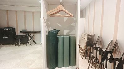 ヨガマット5枚常備しております。
※Yoga works 6mmグリーンにバージョンアップしました
1回100円/1枚でレンタル可能です。 - 港区芝浦・海岸エリアの音楽スタジオ/撮影スタジオ 港区のレンタルスペースi'llfeel｜芝浦海岸店の室内の写真